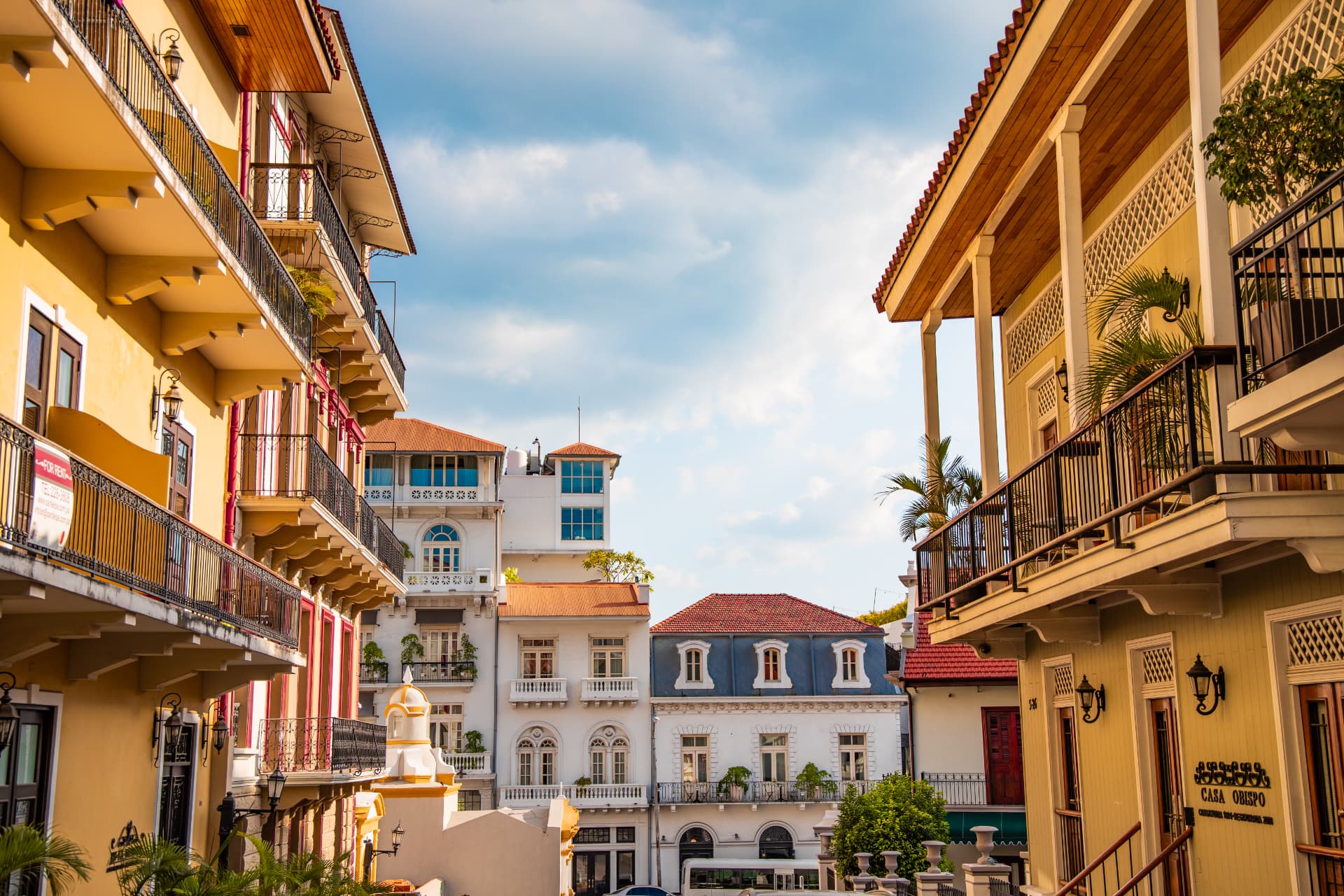 Casco Antiguo — calle colonial con balcones