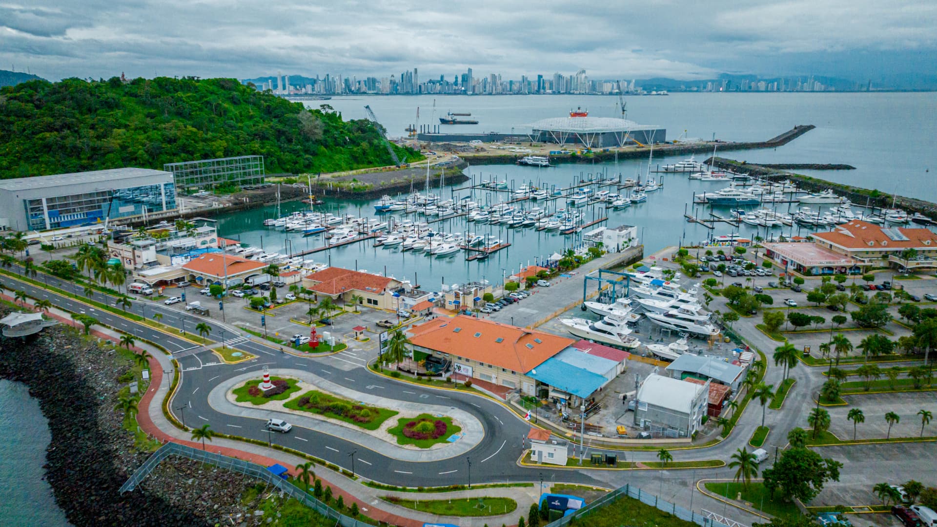 Calzada de Amador — marina y skyline de la ciudad