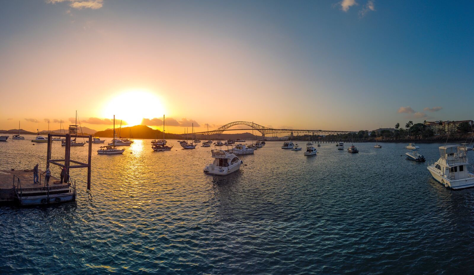 Puente de las Américas al atardecer
